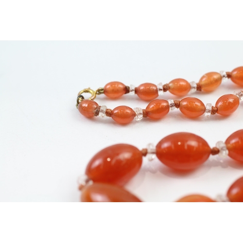 8 - 9ct gold clasp carnelian glass single strand necklace with white glass spacers (59.9g)