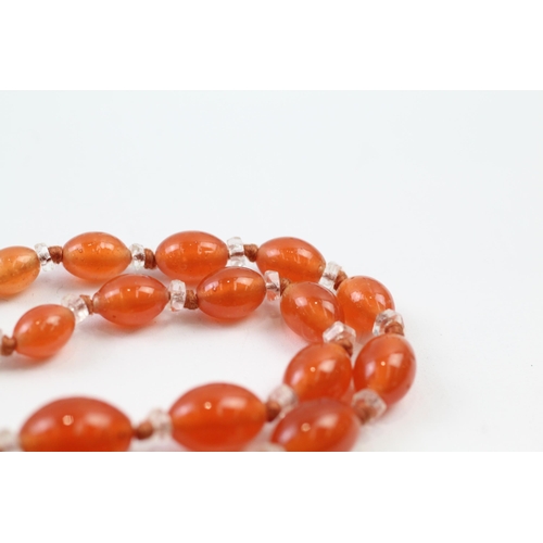 8 - 9ct gold clasp carnelian glass single strand necklace with white glass spacers (59.9g)