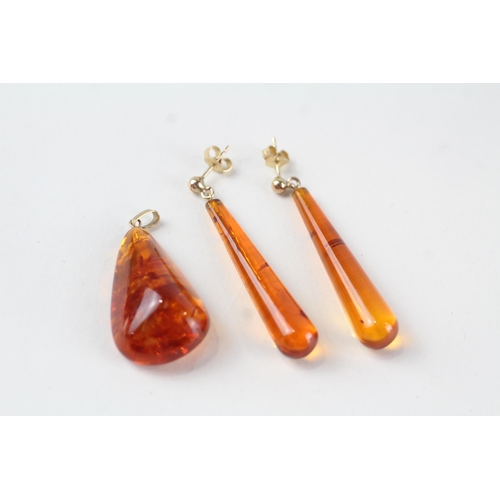 84 - 2 x 9ct gold processed amber pendant & earrings (6.5g)