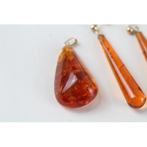 84 - 2 x 9ct gold processed amber pendant & earrings (6.5g)