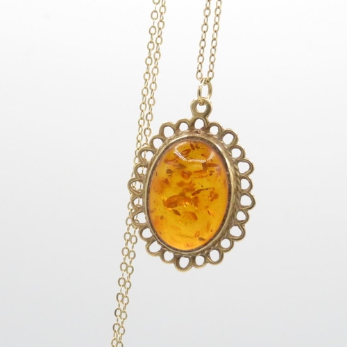 92 - 9ct gold vintage baltic amber set pendant necklace (3.7g)