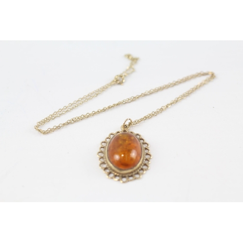 92 - 9ct gold vintage baltic amber set pendant necklace (3.7g)