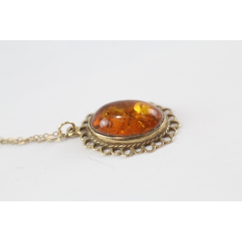 92 - 9ct gold vintage baltic amber set pendant necklace (3.7g)