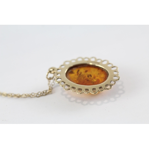 92 - 9ct gold vintage baltic amber set pendant necklace (3.7g)