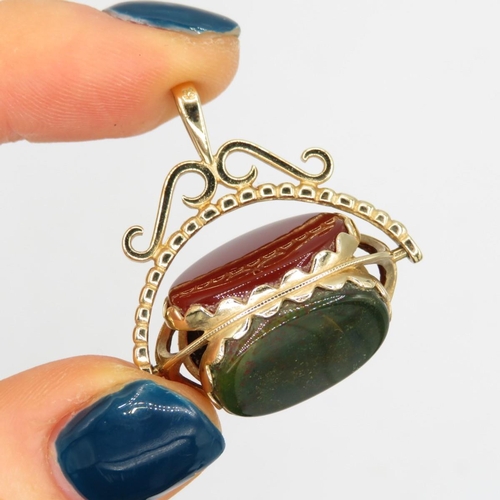 94 - 9ct gold onyx, carnelian & bloodstone swivel fob pendant (7.7g)