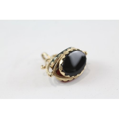 94 - 9ct gold onyx, carnelian & bloodstone swivel fob pendant (7.7g)