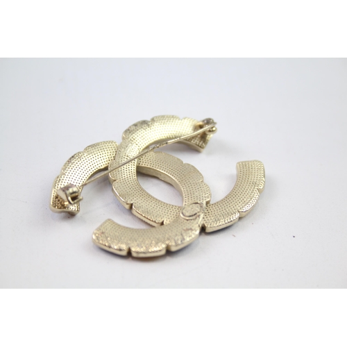 160 - Chanel logo gold tone brooch, as seen (23g)