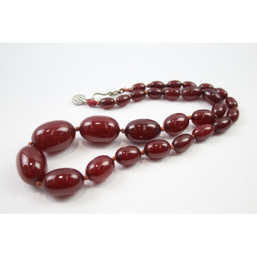 161 - Vintage cherry Bakelite graduated necklace (50g)