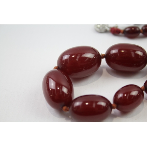 161 - Vintage cherry Bakelite graduated necklace (50g)