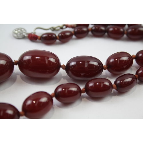 161 - Vintage cherry Bakelite graduated necklace (50g)