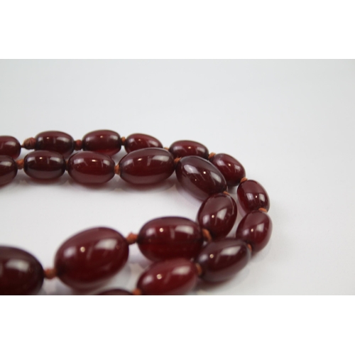 161 - Vintage cherry Bakelite graduated necklace (50g)