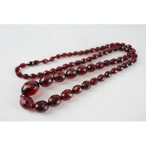 170 - Vintage cherry Bakelite graduated necklace with original screw clasp (76g)