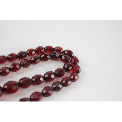 170 - Vintage cherry Bakelite graduated necklace with original screw clasp (76g)