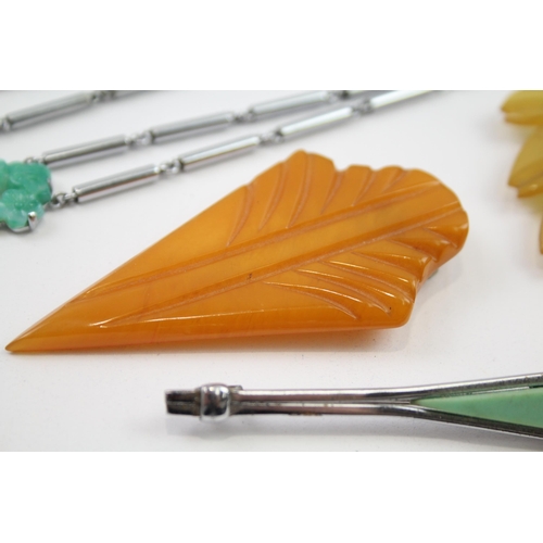 174 - A collection of Art Deco early plastic jewellery including Bakelite (66g)