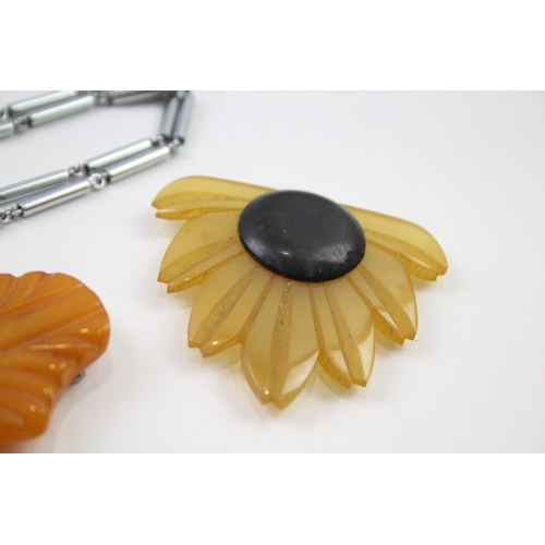 174 - A collection of Art Deco early plastic jewellery including Bakelite (66g)