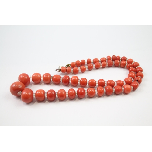 179 - Antique silver clasped graduated coral necklace (73g)