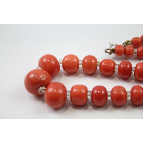 179 - Antique silver clasped graduated coral necklace (73g)