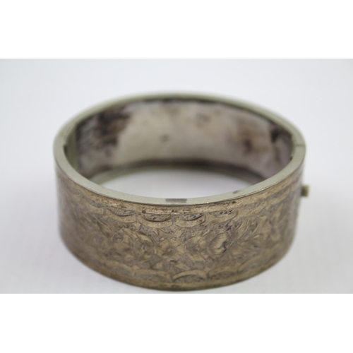 188 - Antique Victorian etched floral design bangle bracelet (23g)