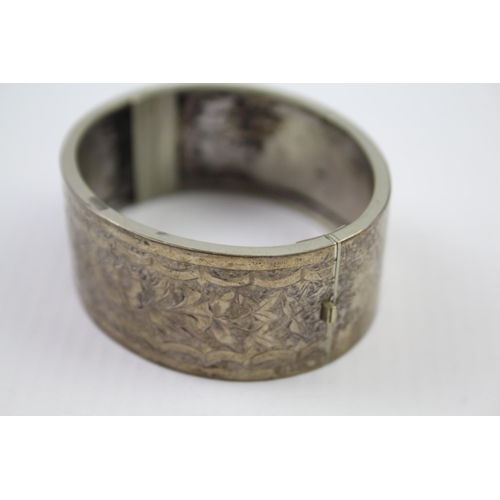 188 - Antique Victorian etched floral design bangle bracelet (23g)