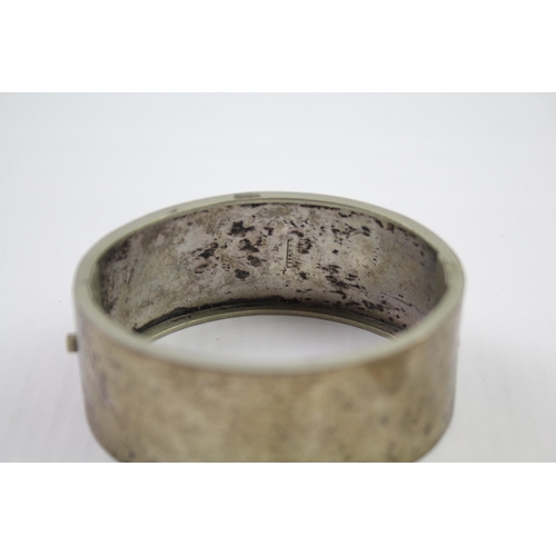 188 - Antique Victorian etched floral design bangle bracelet (23g)