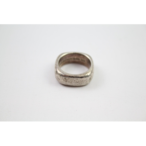 193 - Tiffany & Co sterling silver ring (9g). Size I 1/2.