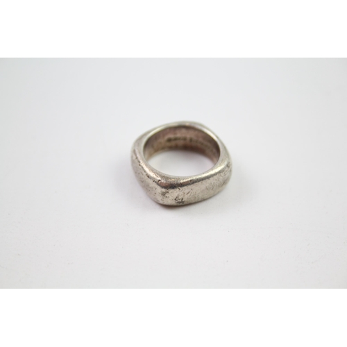 193 - Tiffany & Co sterling silver ring (9g). Size I 1/2.