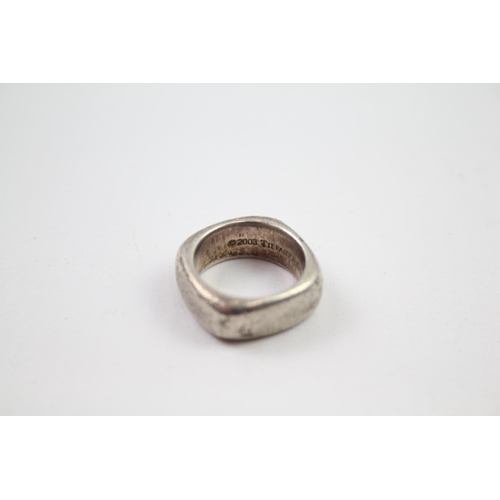 193 - Tiffany & Co sterling silver ring (9g). Size I 1/2.