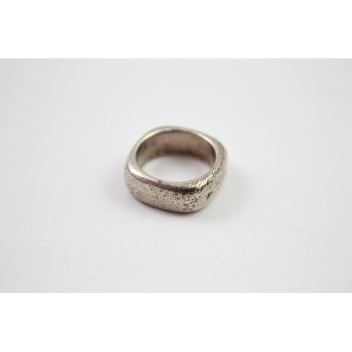 193 - Tiffany & Co sterling silver ring (9g). Size I 1/2.