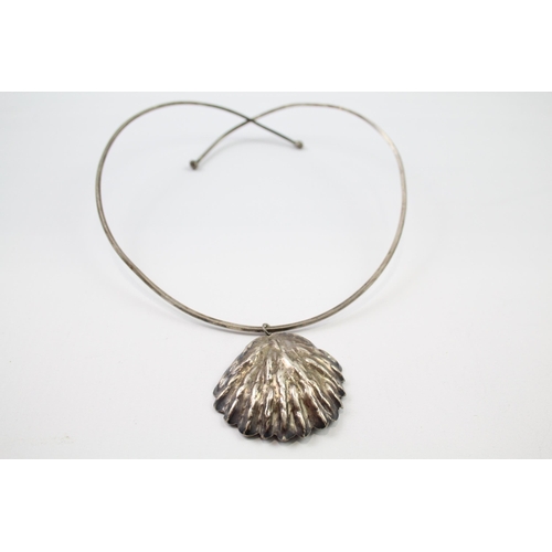 206 - Sterling silver clam shell pendant torque necklace (34g)