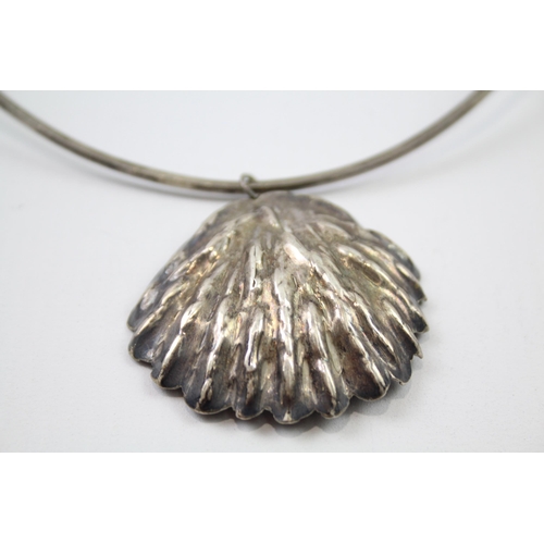 206 - Sterling silver clam shell pendant torque necklace (34g)