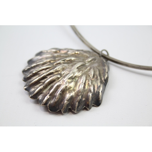 206 - Sterling silver clam shell pendant torque necklace (34g)