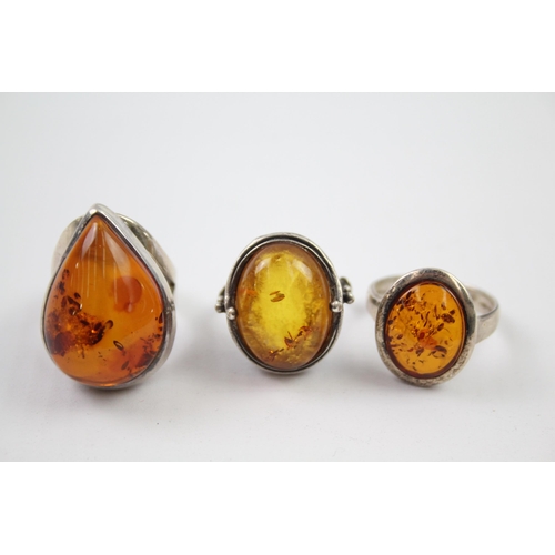 219 - A collection of sterling silver amber rings (23g)