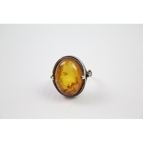 219 - A collection of sterling silver amber rings (23g)