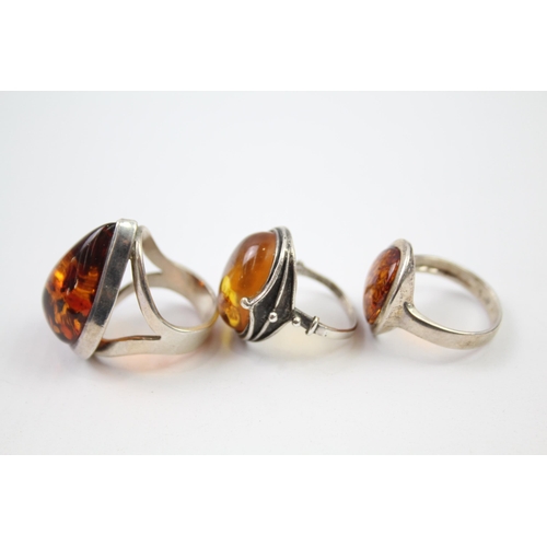 219 - A collection of sterling silver amber rings (23g)