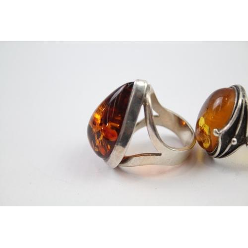 219 - A collection of sterling silver amber rings (23g)