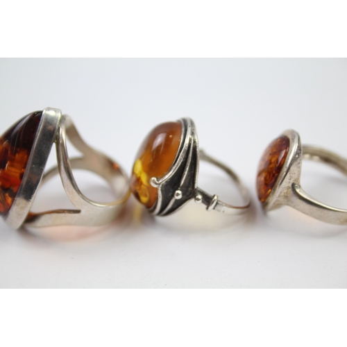 219 - A collection of sterling silver amber rings (23g)