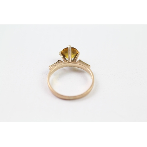 116 - 9ct gold yellow sapphire dress ring (2.2g) Size  M