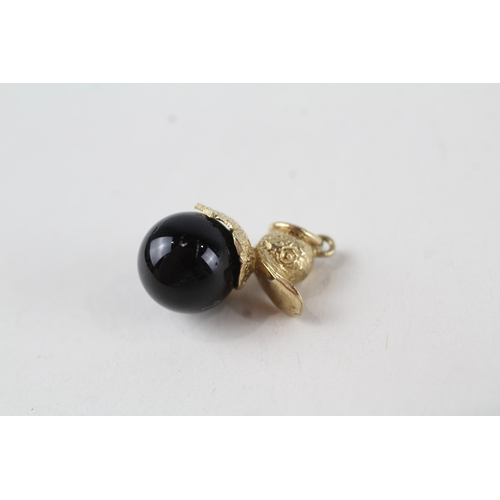 120 - 9ct gold vintage black onyx duck charm (2.9g)