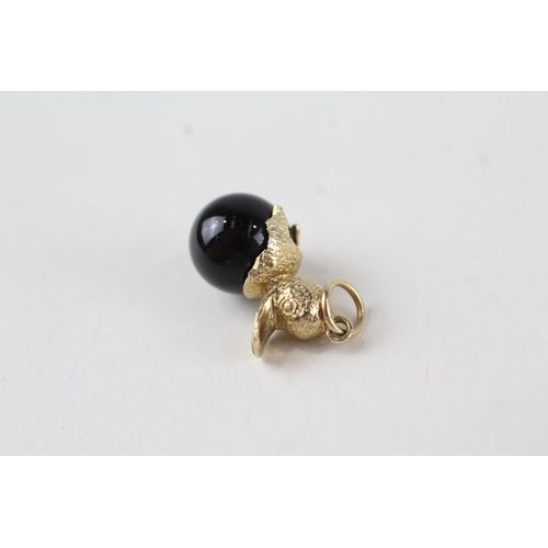 120 - 9ct gold vintage black onyx duck charm (2.9g)