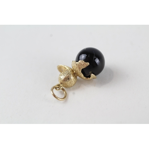 120 - 9ct gold vintage black onyx duck charm (2.9g)