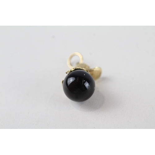 120 - 9ct gold vintage black onyx duck charm (2.9g)