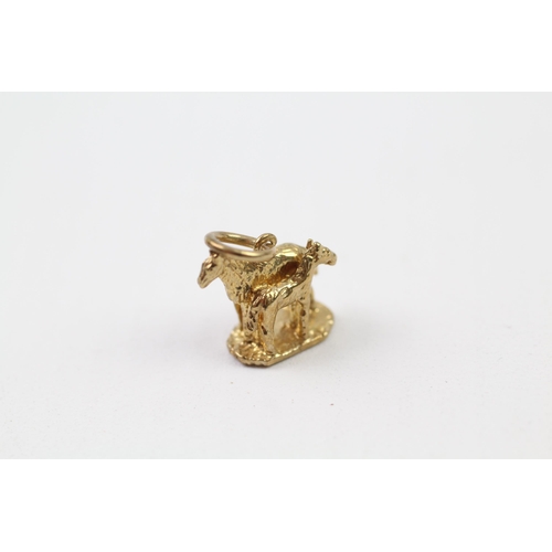 127 - 9ct gold horse & foal charm (2.5g)