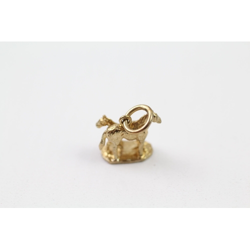 127 - 9ct gold horse & foal charm (2.5g)