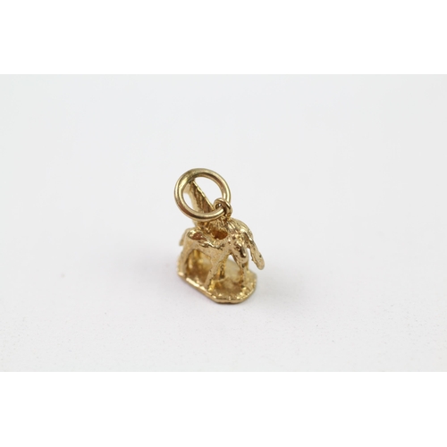 127 - 9ct gold horse & foal charm (2.5g)