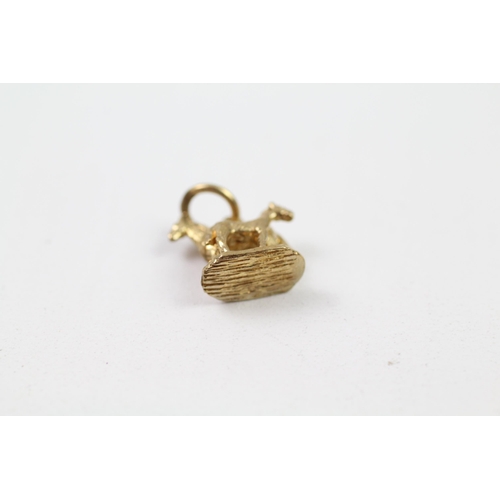 127 - 9ct gold horse & foal charm (2.5g)