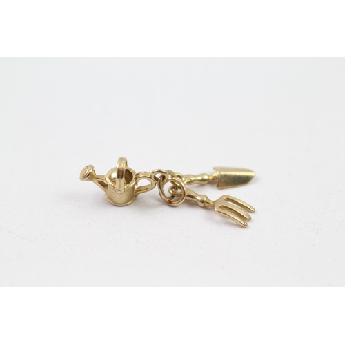 130 - 9ct gold gardening tools charm (1.1g)