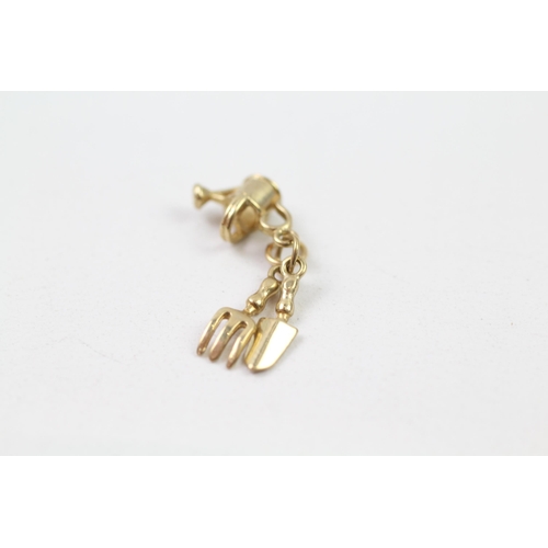 130 - 9ct gold gardening tools charm (1.1g)