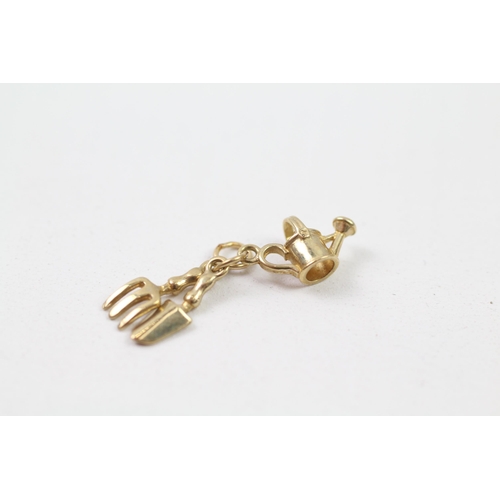 130 - 9ct gold gardening tools charm (1.1g)