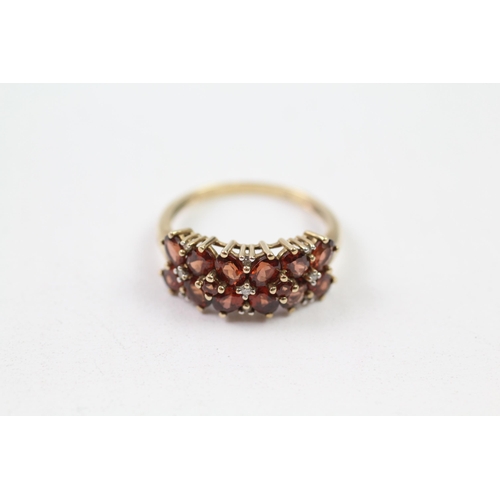 145 - 9ct gold garnet & diamond half eternity ring (2.8g) Size  P 1/2