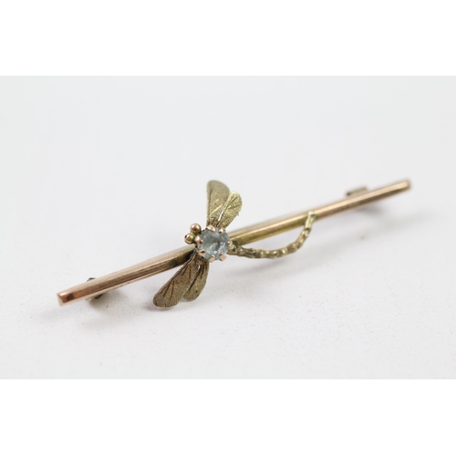 15 - 9ct gold blue paste dragonfly bar brooch (1.4g)